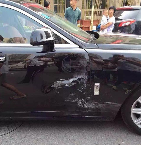 [视频]郑州面包车撞上劳斯莱斯 豪车车主不要赔偿