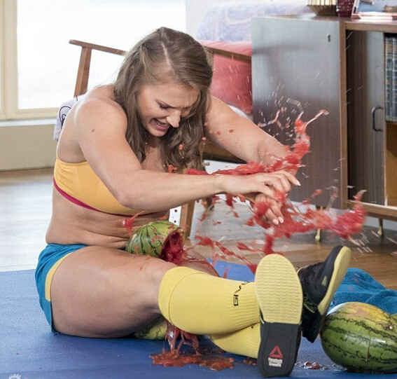 [视频]乌克兰猛女展现绝技：14秒双腿夹碎3个西瓜