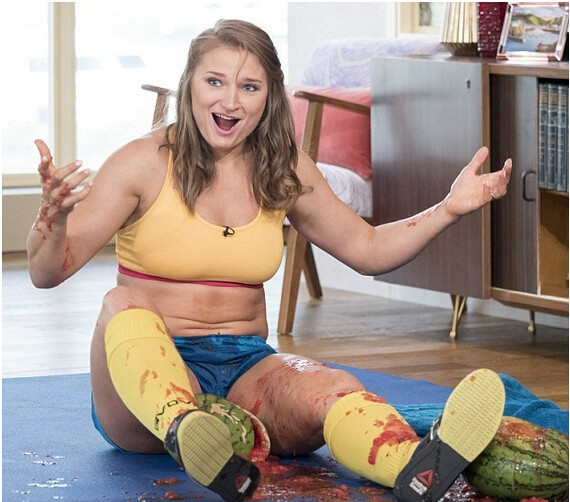 [视频]乌克兰猛女展现绝技：14秒双腿夹碎3个西瓜