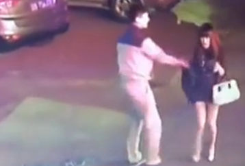 [视频]监拍女子深夜搭顺风车回家 被强拉车内抢劫强奸