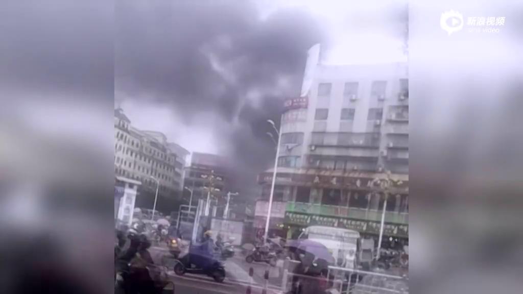 [视频]实拍福建一幼儿园着火 幼儿被从2楼抛下救出