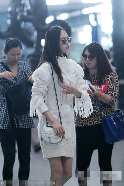 [视频]唐嫣穿成这样去时装周 毛衣裙造型太离谱
