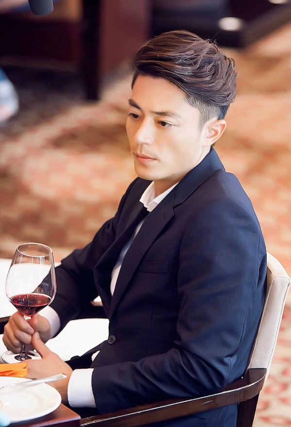 [视频]揭秘霍建华身价过亿为隐形富二代