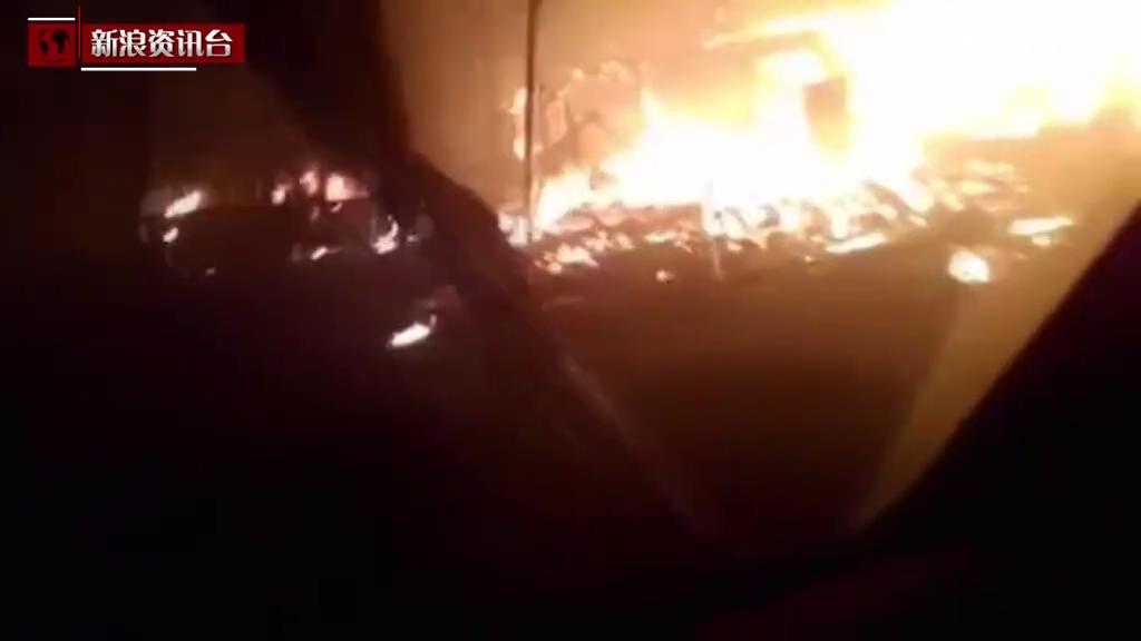 [视频]震撼现场：男子驾车逃离肆虐山火 犹如世界末日