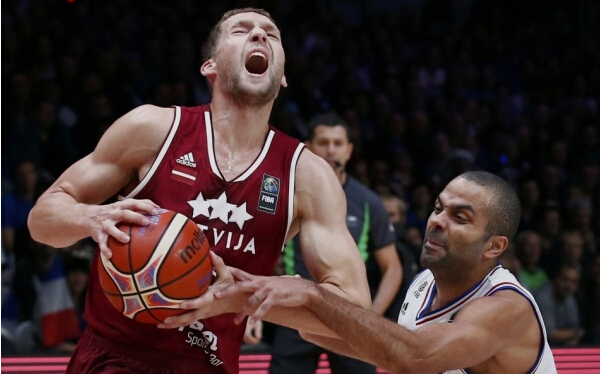 欧锦赛第9日五佳球 字母哥钉板大帽加索尔