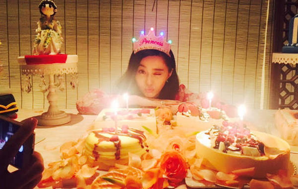 [视频]李晨献吻为范冰冰庆生 搂准岳母亲密合影(图)