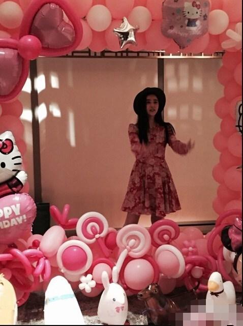 [视频]李晨献吻为范冰冰庆生 搂准岳母亲密合影(图)