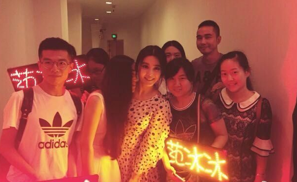 [视频]李晨献吻为范冰冰庆生 搂准岳母亲密合影(图)