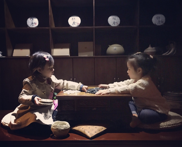 [视频]甜馨与闺蜜一同谈棋论画   认真变身安静美女子