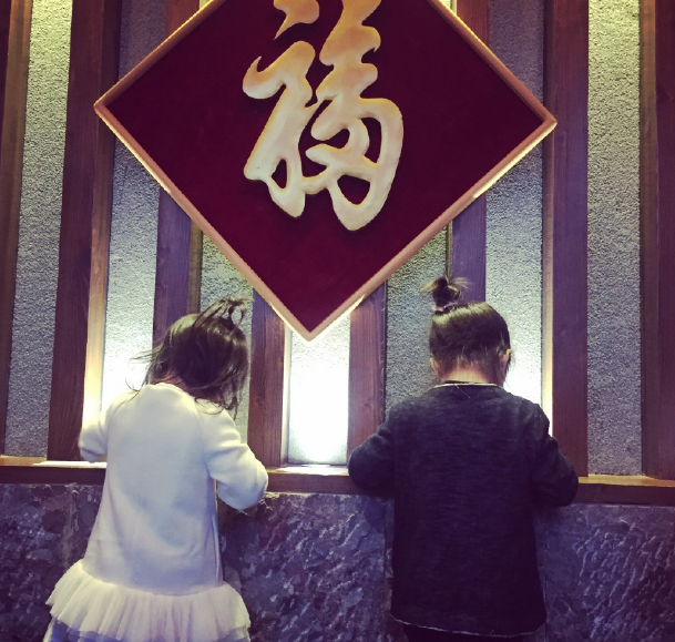 [视频]甜馨与闺蜜一同谈棋论画   认真变身安静美女子