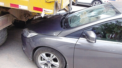 [视频]开车抢微信红包撞车 抢5毛却赔1万