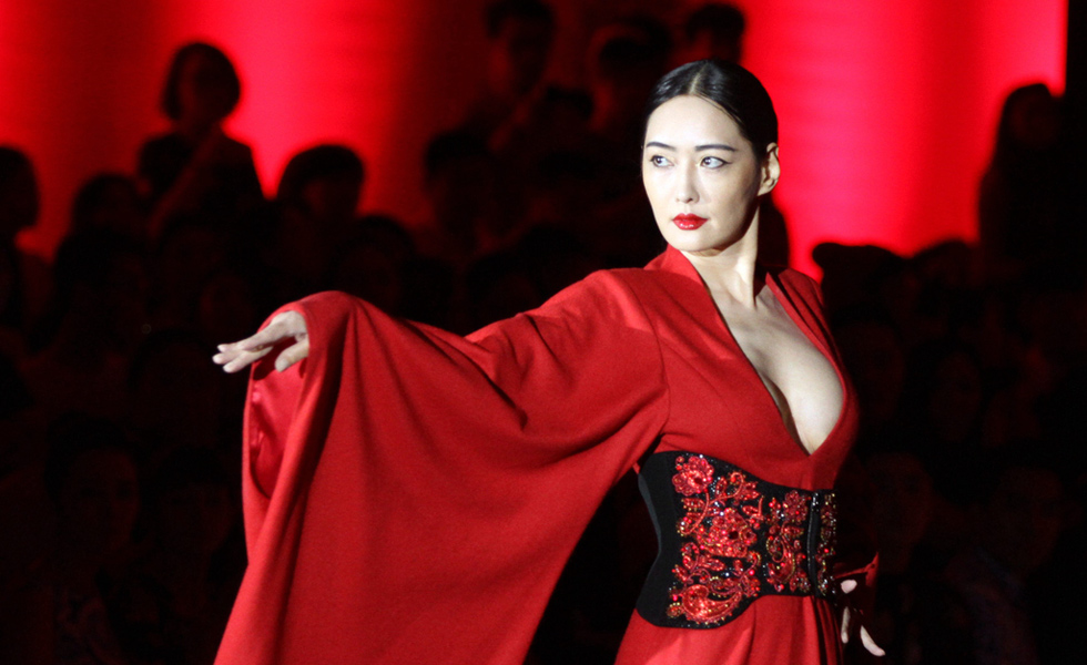 [视频]孟广美穿复古红装走秀 烈焰红唇妩媚妖娆