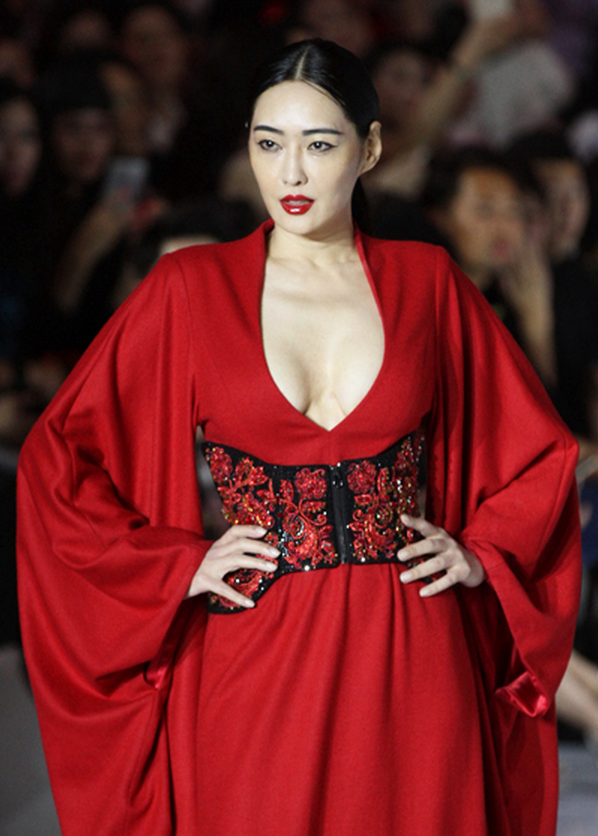 [视频]孟广美穿复古红装走秀 烈焰红唇妩媚妖娆