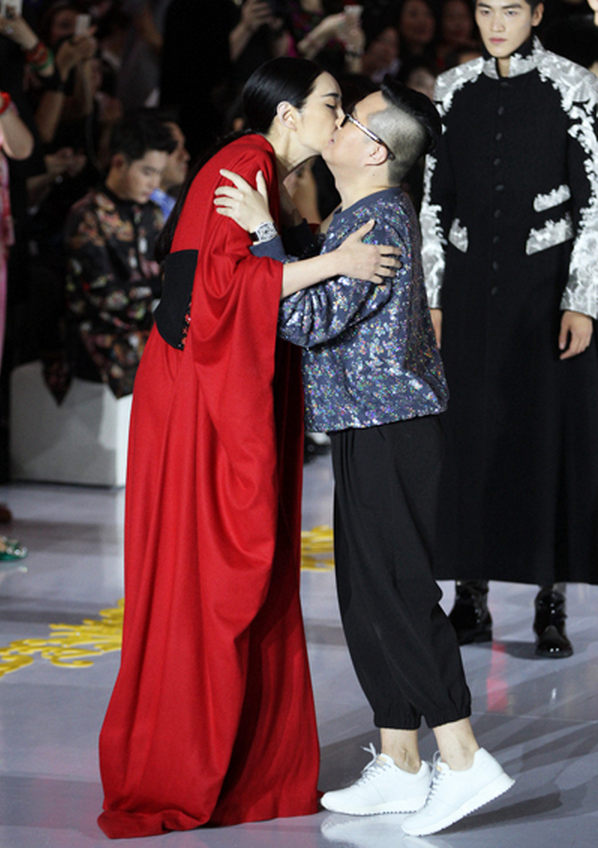 [视频]孟广美穿复古红装走秀 烈焰红唇妩媚妖娆