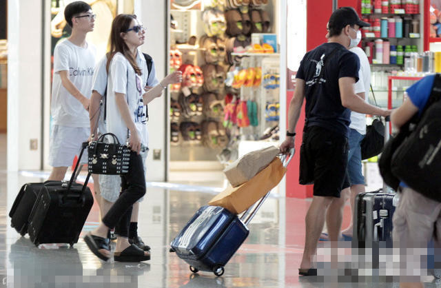 [视频]吴奇隆娇宠刘诗诗 一人独扛5箱行李