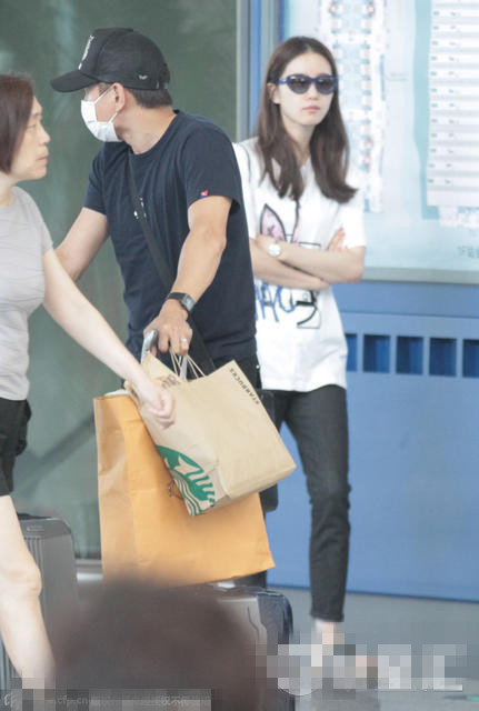 [视频]吴奇隆娇宠刘诗诗 一人独扛5箱行李