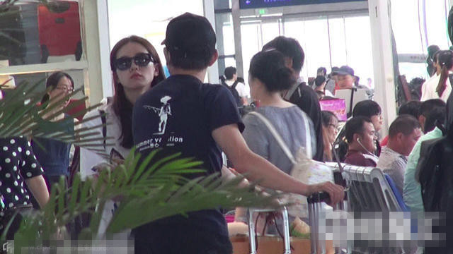 [视频]吴奇隆娇宠刘诗诗 一人独扛5箱行李