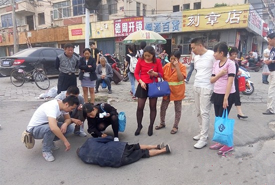 [视频]郑州街头老人倒地流血 路人拍照作证后搀扶