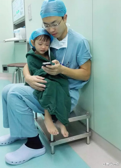 [视频]浙江2岁小女孩手术前吓哭 暖男医生怀抱安慰