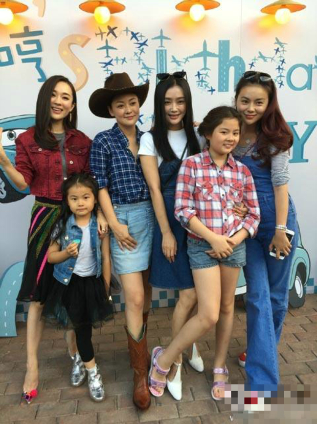 [视频]霍思燕为儿子嗯哼庆2岁生日 甜馨到场只顾吃