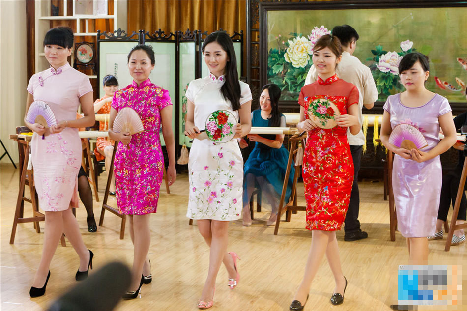 [视频]谢娜爆罕见旗袍装 秒变美丽端庄少妇