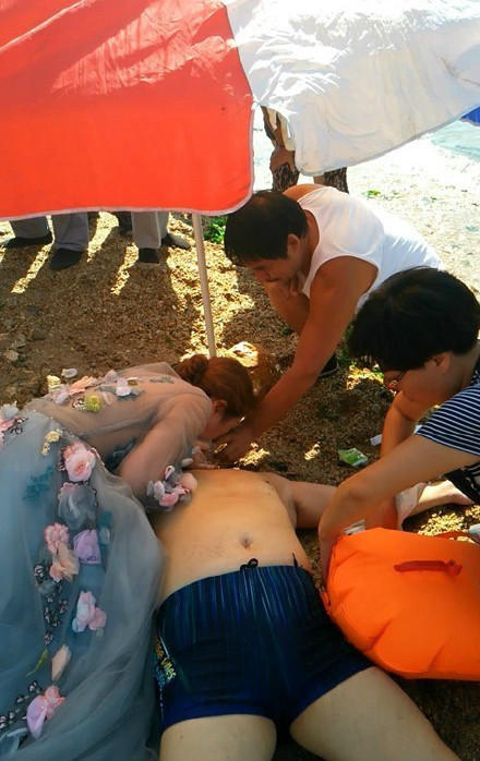 [视频]男子突发心脏病溺水 新娘穿婚纱跪地救人