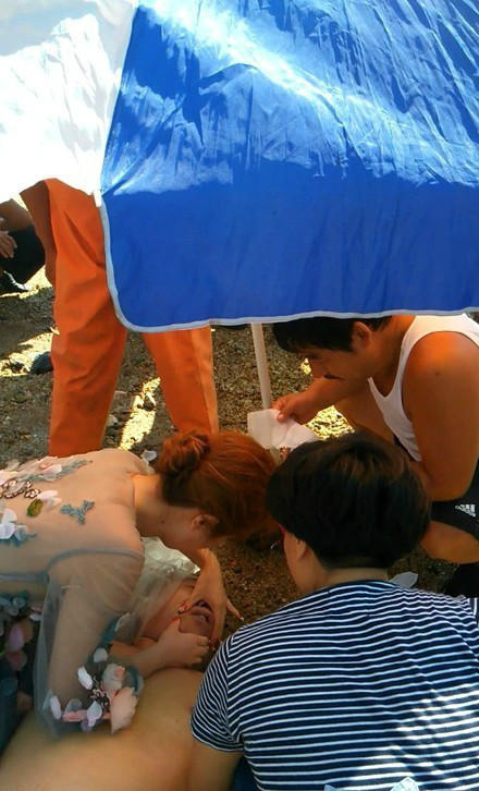 [视频]男子突发心脏病溺水 新娘穿婚纱跪地救人