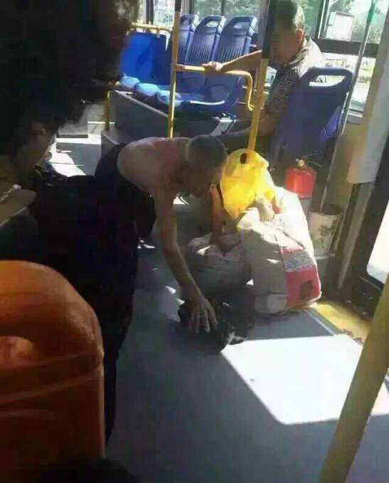 [视频]老人因弄脏公交车被司机驱赶 跪下脱衣擦地