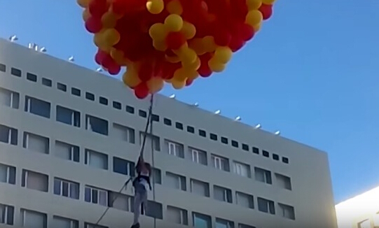 [视频]俄罗斯10岁女童抓着4000颗气球完成飞天梦