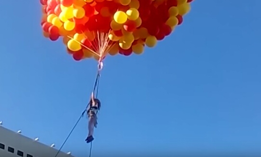 [视频]俄罗斯10岁女童抓着4000颗气球完成飞天梦