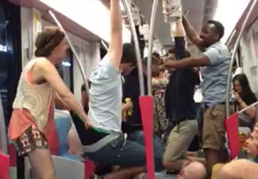[视频]外籍乘客在上海地铁喝酒打闹 扯内裤荡秋千