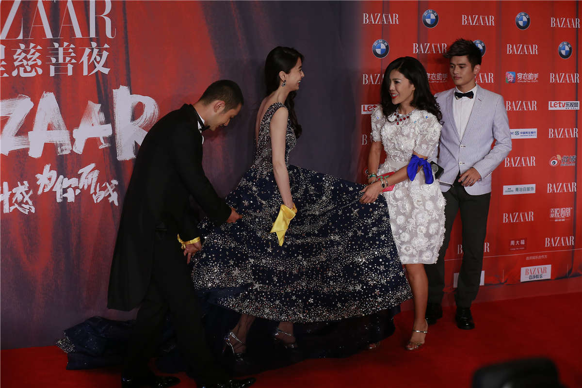 [视频]黄晓明Baby合体恩爱现身 教主贴心为女友理裙摆