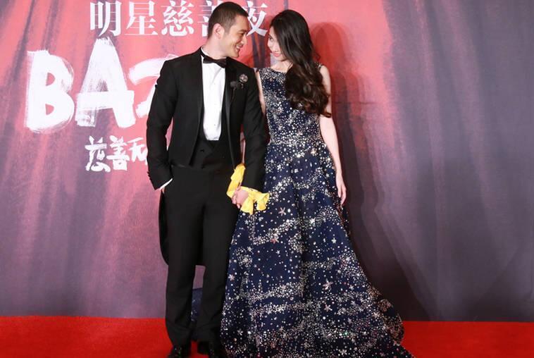 [视频]黄晓明Baby合体恩爱现身 教主贴心为女友理裙摆