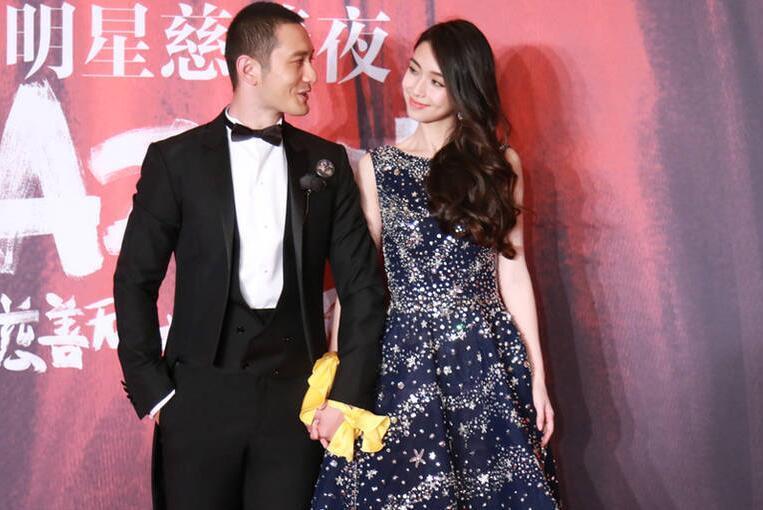 [视频]黄晓明Baby合体恩爱现身 教主贴心为女友理裙摆