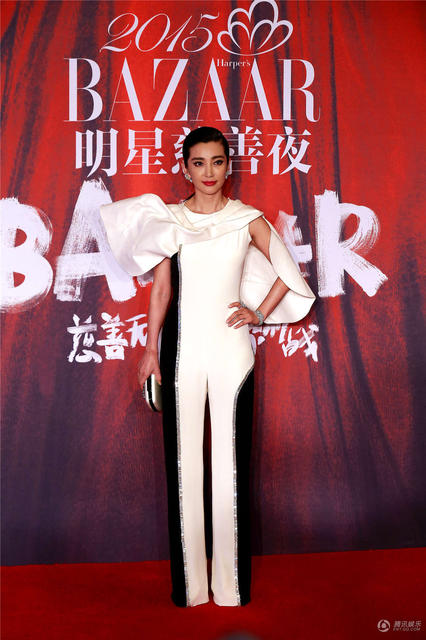 [视频]黄晓明Baby合体恩爱现身 教主贴心为女友理裙摆