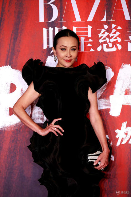 [视频]黄晓明Baby合体恩爱现身 教主贴心为女友理裙摆