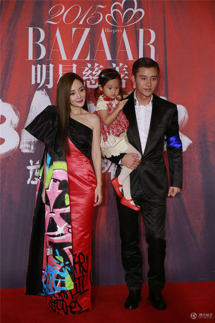 [视频]黄晓明Baby合体恩爱现身 教主贴心为女友理裙摆