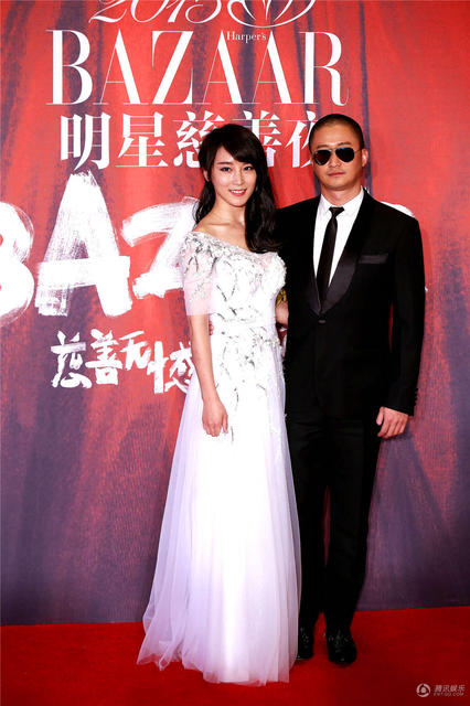 [视频]黄晓明Baby合体恩爱现身 教主贴心为女友理裙摆