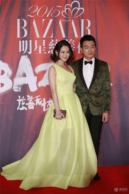 [视频]黄晓明Baby合体恩爱现身 教主贴心为女友理裙摆