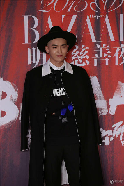 [视频]黄晓明Baby合体恩爱现身 教主贴心为女友理裙摆