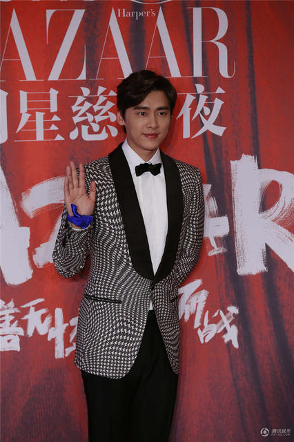 [视频]黄晓明Baby合体恩爱现身 教主贴心为女友理裙摆