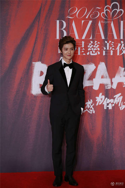 [视频]黄晓明Baby合体恩爱现身 教主贴心为女友理裙摆