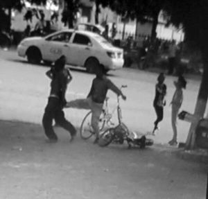 [视频]男子当街猥亵12岁女孩 被路过行人一脚踹飞