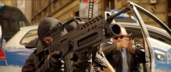 [视频]《极速之巅》霍尔特疯狂飙车 对垒两戏骨