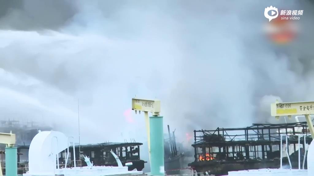 [视频]实拍香港维多利亚港发生大火 现场黑烟滚滚