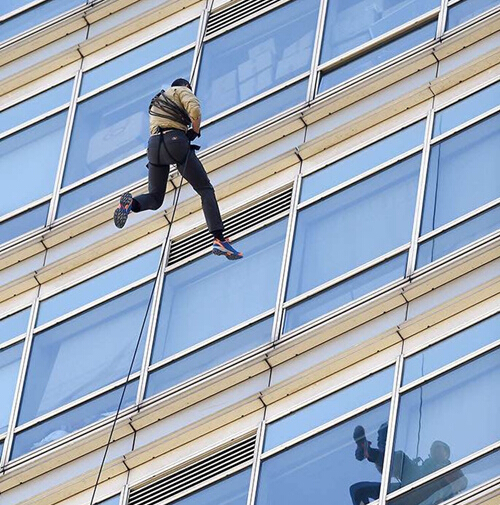 [视频]《跟着贝尔去冒险》全员现身上海 贝爷28楼速降引尖叫