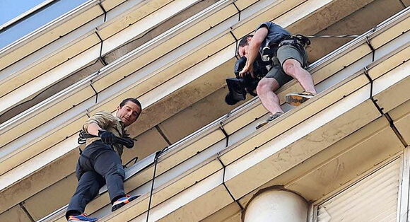 [视频]《跟着贝尔去冒险》全员现身上海 贝爷28楼速降引尖叫