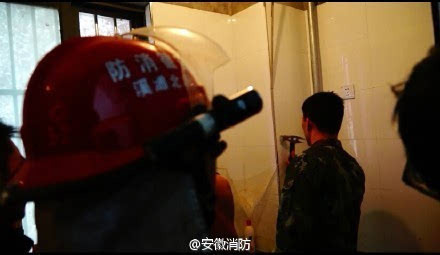 [视频]住户做饭发现烟囱有异响 消防员破墙凿出一男子