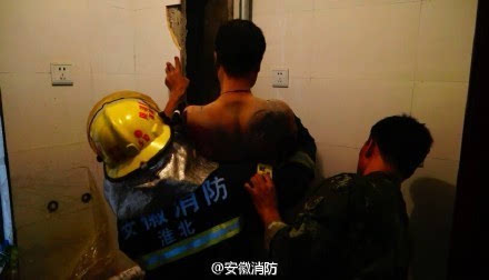 [视频]住户做饭发现烟囱有异响 消防员破墙凿出一男子