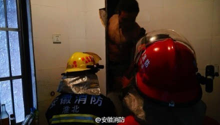 [视频]住户做饭发现烟囱有异响 消防员破墙凿出一男子